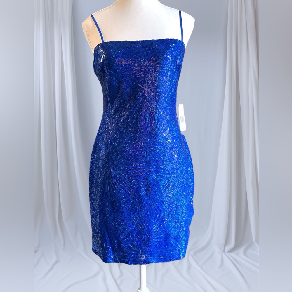City Vibe Square Neck Sequin Side Slit Juniors’ Dress
•Size: 9 Color:Royal Blue